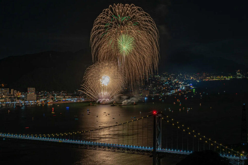 大阪・関西万博で本日、「関門海峡花火大会〈門司側〉」が花火を打ち上げ！ | 夜景FANマガジン
