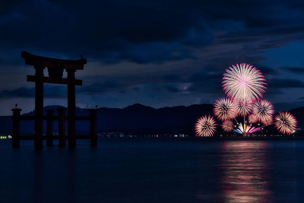 【2025】第23回大津志賀花火大会が本日開催！琵琶湖の湖面を彩る | 夜景FANマガジン