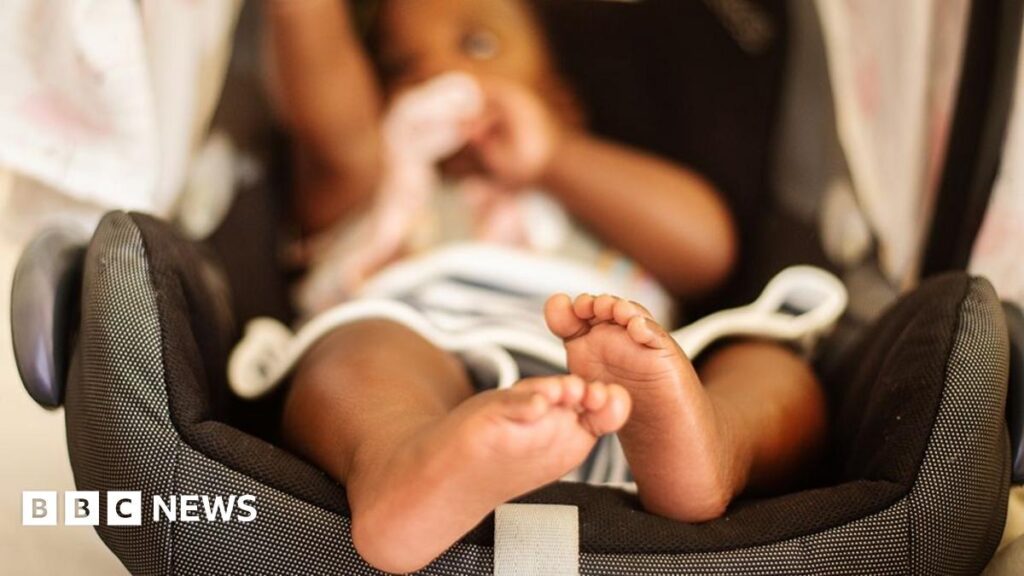 偽の出生物語を使用して、女性が英国に密輸された赤ちゃん