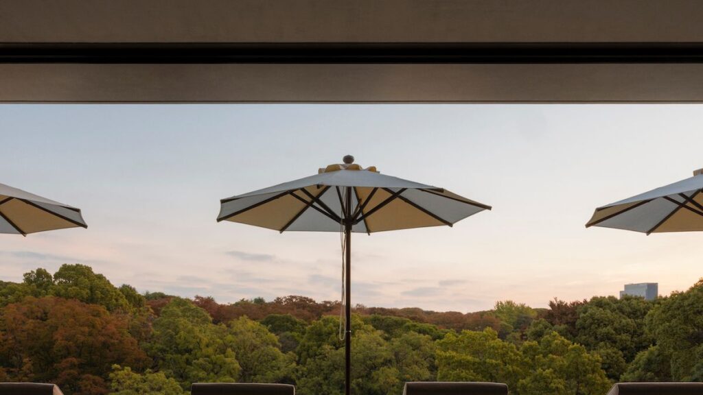 熱帯夜はとびきりロマンティックなナイトプールへGO！──東京ナイトプール5選 | Vogue Japan