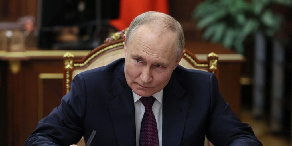 プーチンは「平和のテーブル」ではなく、裁判所の前に属します