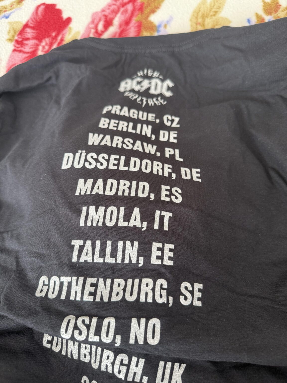 AC/DCの公式Tシャツは、タリンによって誤って書かれています:(