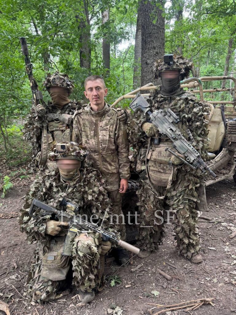 捕らえられたロシアの兵士との敵の境界の背後に襲撃された後のウクライナのSOFファイター。
