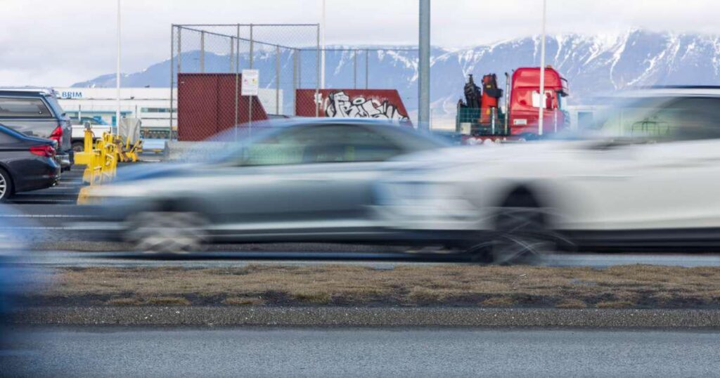 警察はドライバーがより遅く運転することを奨励しています