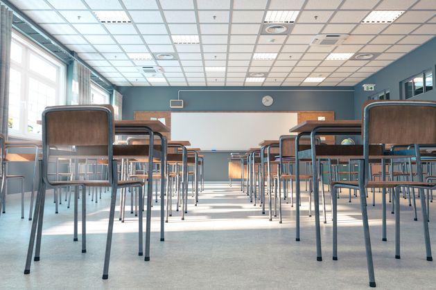 先生は母親のベッドにcertの学生を残すこととセックスをした、と法廷は語った