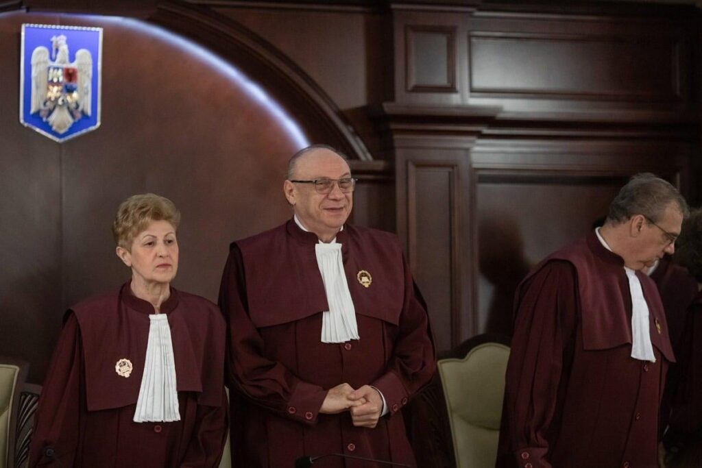 憲法裁判所は、委任を終えた3人の裁判官のために180,000のLEIを準備しますが、政府は予算制度でそのような支払いを禁止しています