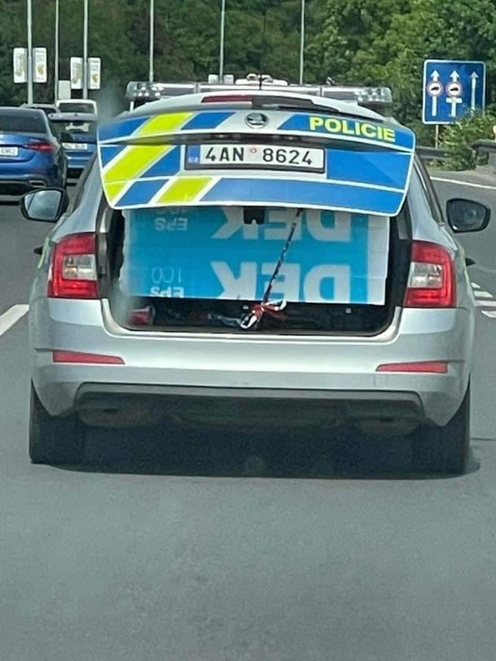 チェコの警察官が家を建てる:)