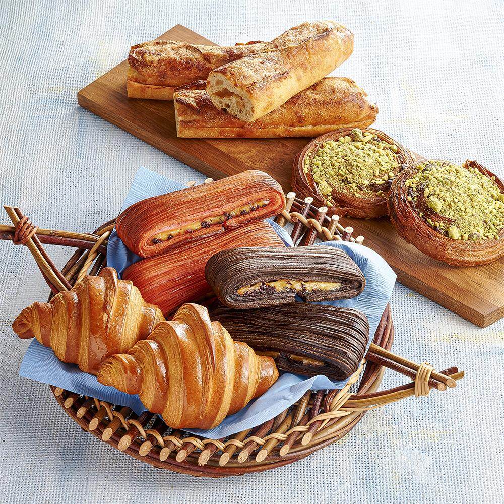 ブーランジェリー エス・イガラシ×エスタージュ「クロワッサン」※各日300点限り 454円、「ピスタチオのエスカルゴ」※各日40点限り 540円、「パンスイス(フランボワーズ)」※各日40点限り 605円、「パンスイス(カカオ)」※各日40点限り 562円 