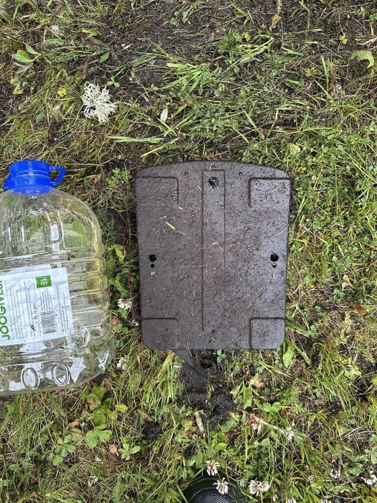 私は田舎の家で掘りました、そして地面の下に金属の物体を見つけました