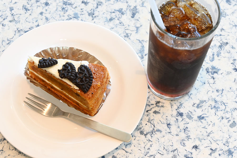 大阪エリア限定「明日のブレンド」（480円～）は奥深い甘味を追求した1杯。素材をいかした「キャロットケーキ」（510円～）などケーキは約4種