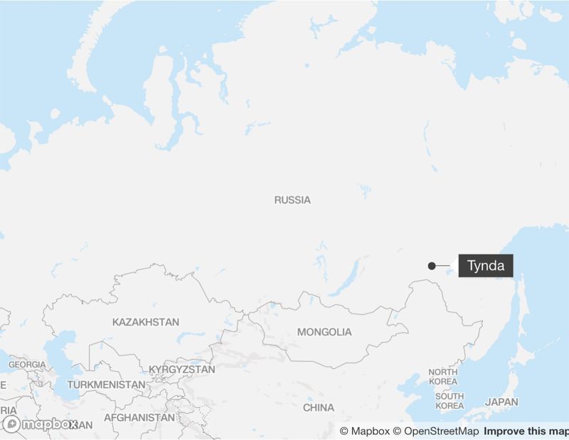 捜索救助ヘリコプターは、ロシア極東ティンダ周辺の山の斜面で墜落した機体を発見した/Mapbox