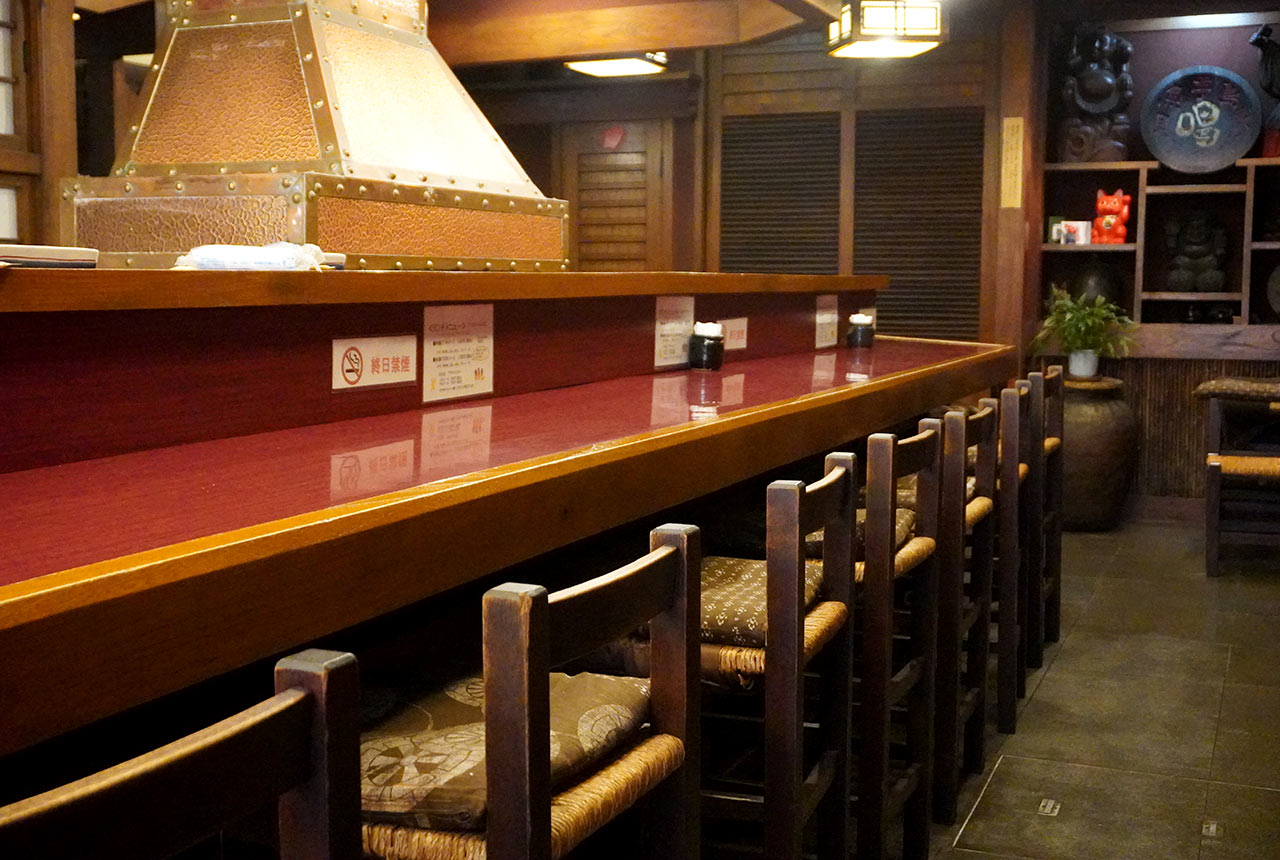 〈串の豊〉の店内カウンター席