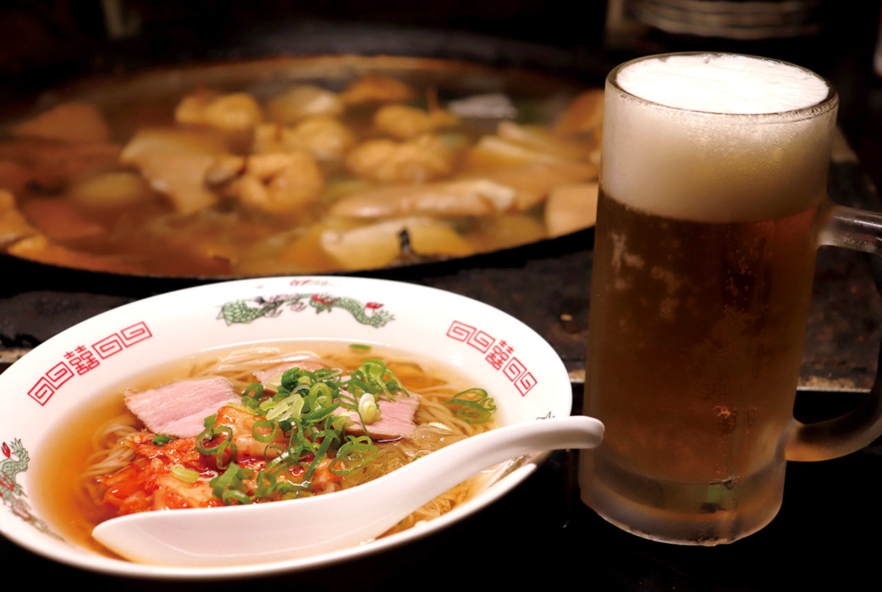 ラーメンどんぶりに入った冷麺と生ビール