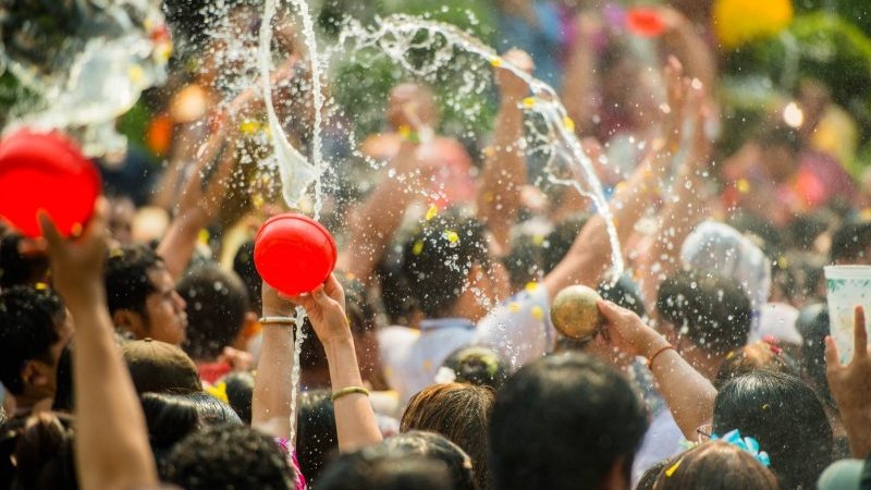 食事中の観光客に“水鉄砲”で攻撃…過熱する反ツーリズム抗議デモの実態　スペイン｜Pen Online