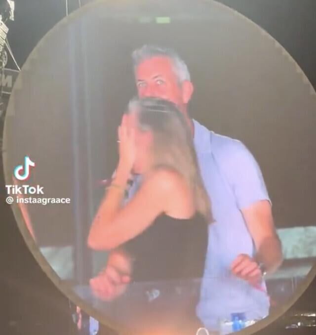 Coldplay Kiss Camが潜在的な事件を明らかにした後、Tech CEOが休暇を取得した