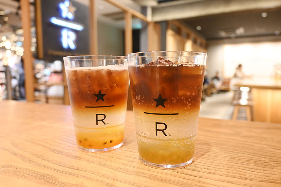 「コールドブリューソーダ」（990円）。左からパッションフルーツ＆アプリコット、グリーンアップル＆ライム