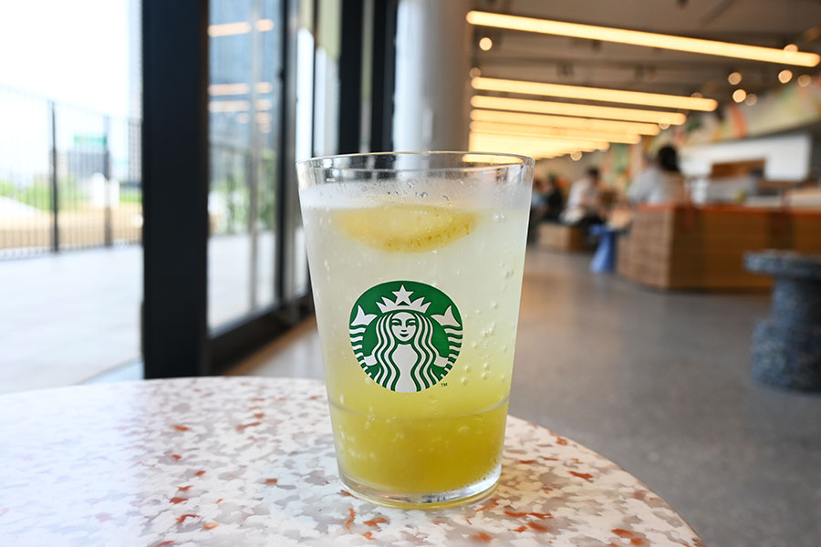 淡いグリーンのグラーデーションが爽やかな「チラックスソーダ マスカット」（トール590円）