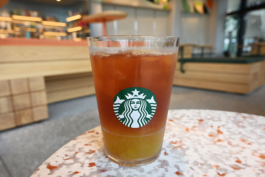 炭酸をブラックティー（無料）に変えると上品なフルーツティーに。見た目も全然違う！