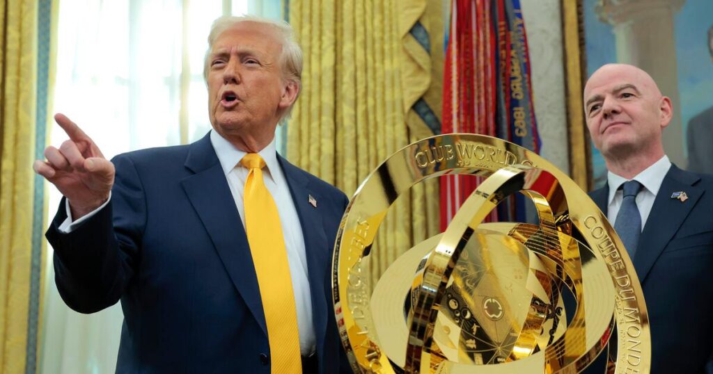 トランプは自分のためにゴールドクラブワールドカップトロフィーを維持したので、FIFAは受賞者にレプリカを与えなければなりませんでした