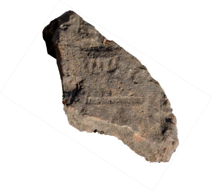 メノーラー（ユダヤ教の儀式で使用する燭台）らしき装飾が施された屋根瓦の破片/F. Arias and B. Ceprián