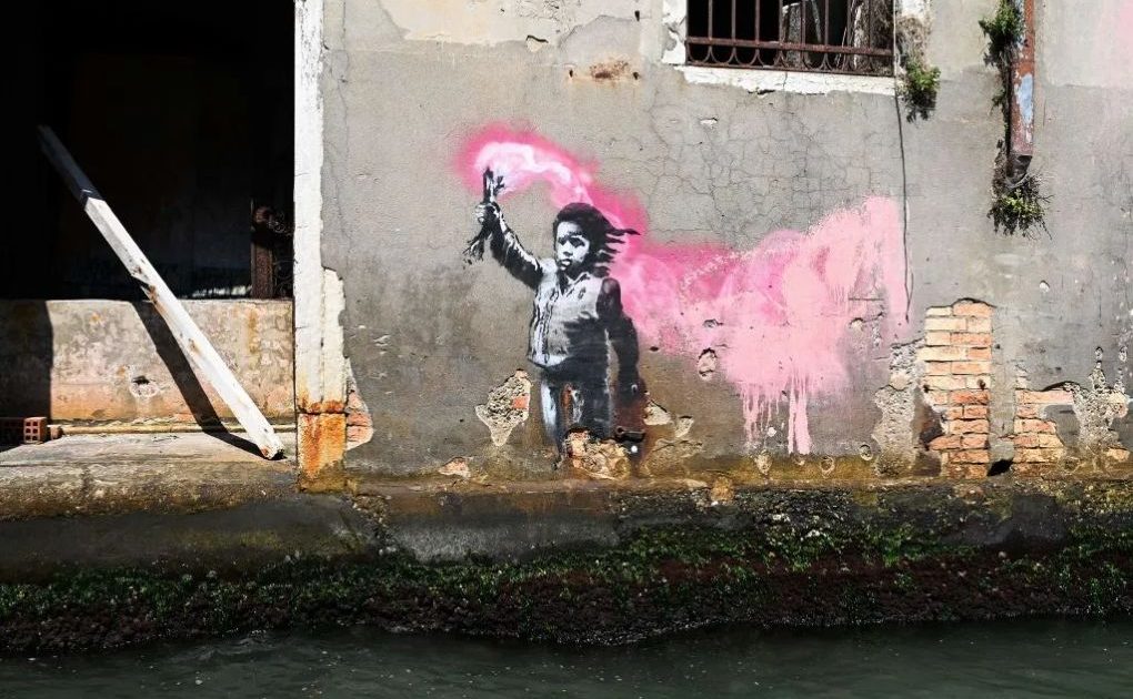 バンクシー《移民の子》、反対の声を押し切りイタリア当局が壁画を撤去、修復へ | ARTnews JAPAN（アートニュースジャパン）