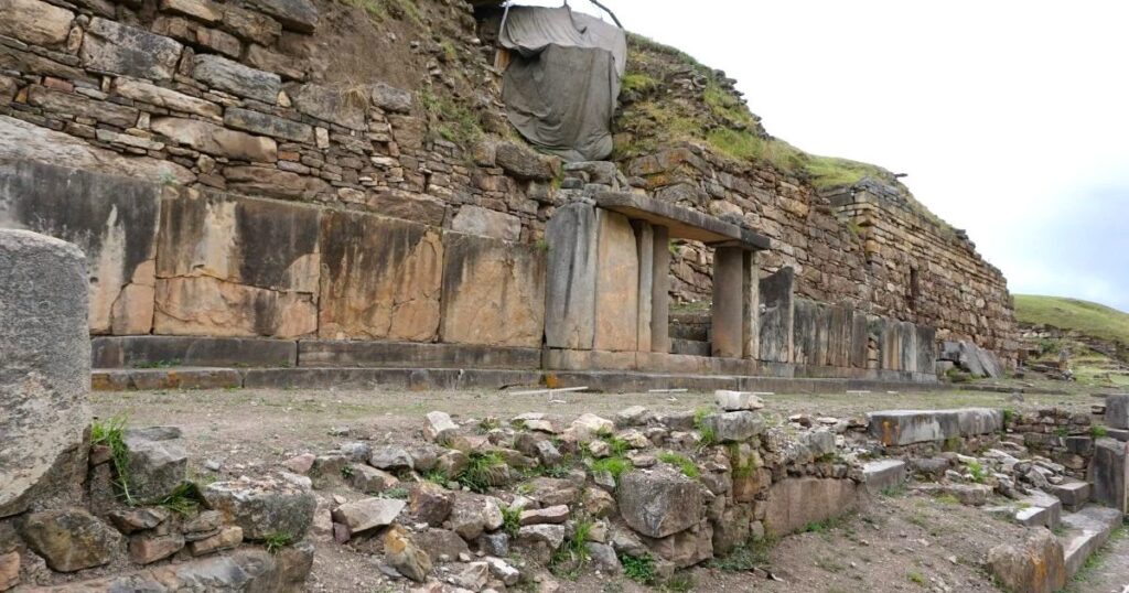 ペルーの遺跡で幻覚剤吸引器を発見。約2500年前に封印された小部屋は支配層が儀式に使用か | ARTnews JAPAN（アートニュースジャパン）