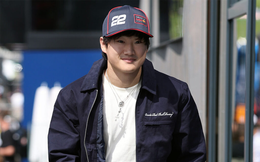 最終プラクティスに先立ちパドックを歩く角田裕毅（レッドブル）、2025年6月28日(土) F1オーストリアGP（レッドブル・リンク）