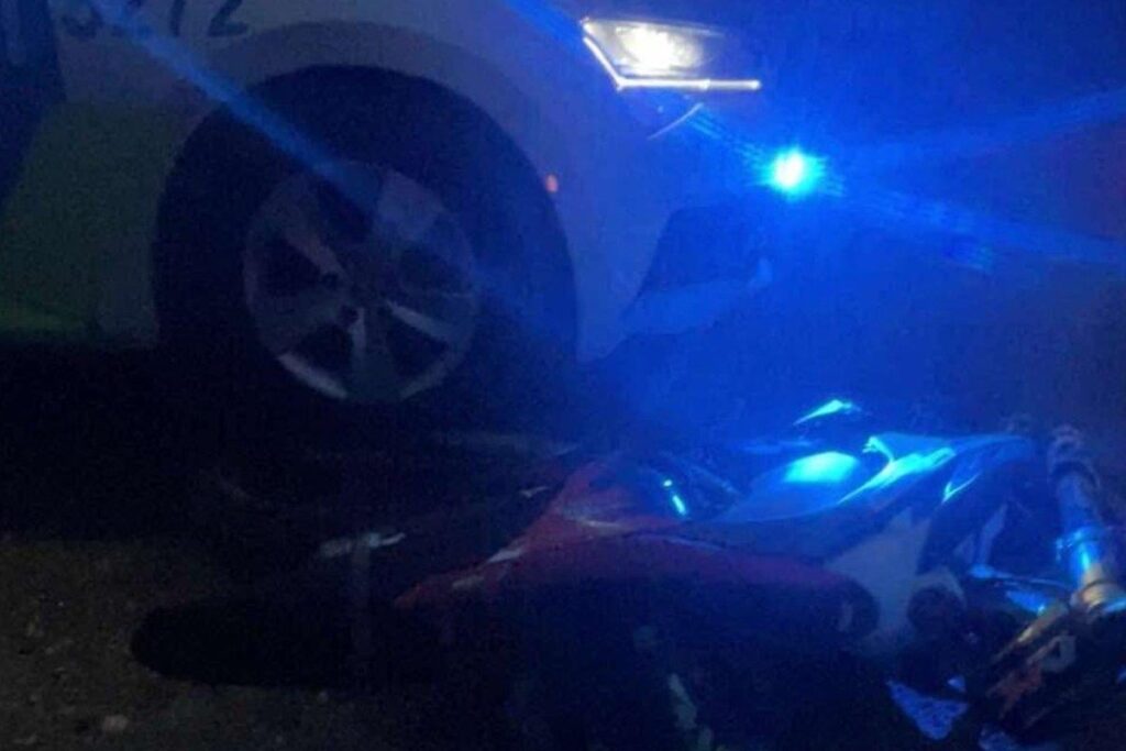 ハルジュ郡では、16歳のモーターサイクリストがパトカーを運転しました - デルフィ