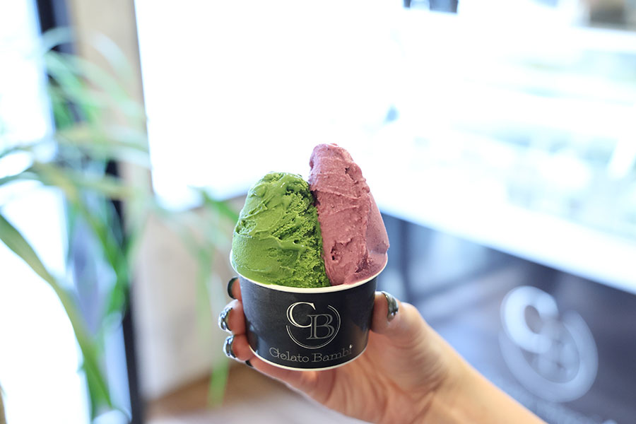 プレミアム抹茶とブルーベリー＆ヨーグルトのジェラート（850円）。抹茶と紫式部をイメージした色で、実に宇治らしい組み合わせに