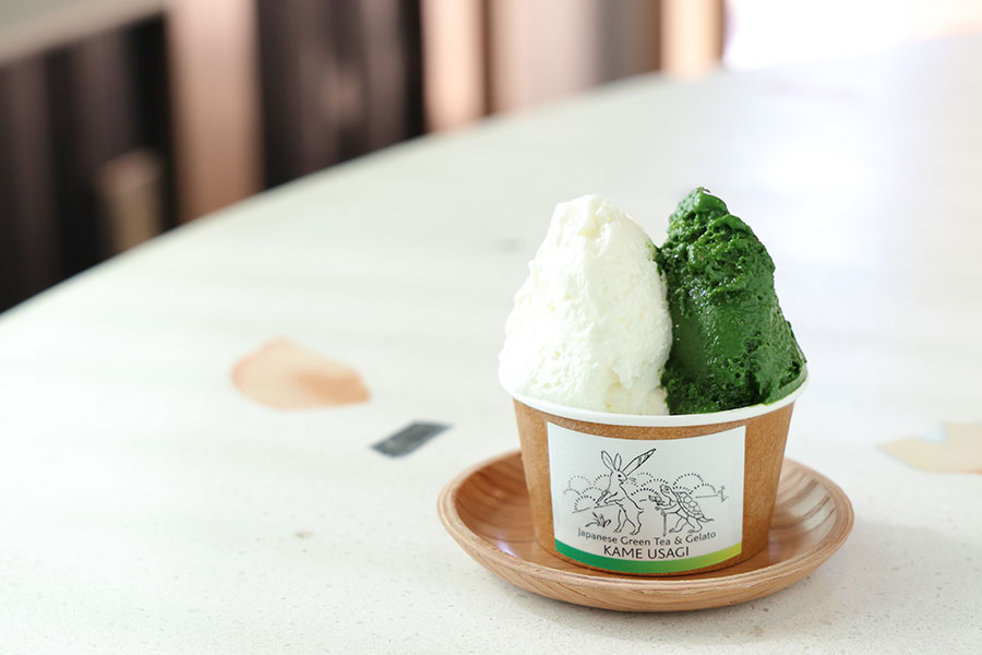 鮮やかな緑色が目をひく、抹茶香碧とミルクのダブル（690円）。濃厚な抹茶の味わいに感激