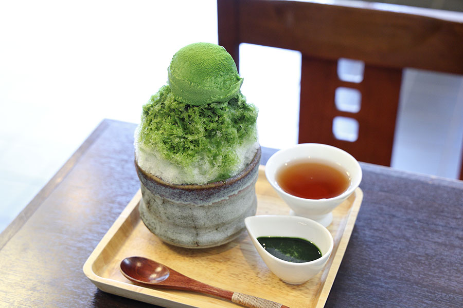 追い宇治抹茶シロップや温かいほうじ茶が付く、心配りもうれしい。「特製宇治氷アイスのせ」（1110円）