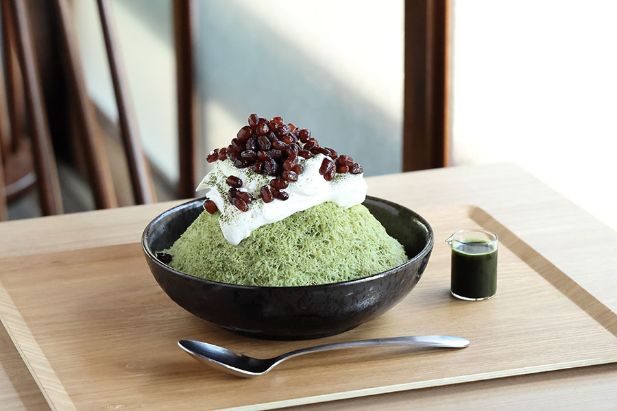 ロースト抹茶を溶かして作るミルク氷に、甘さ控えめの小豆と生クリームをあわせて。「ロースト抹茶シェーブドアイス」（1200円）