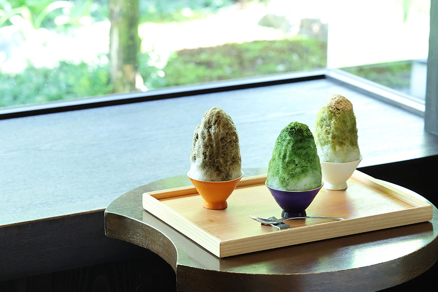 本店限定の「利き茶氷」（1320円）。宇治抹茶、玄米茶、焙じ茶の3種類のかき氷を少しずつ味比べ。9月末頃までの提供予定