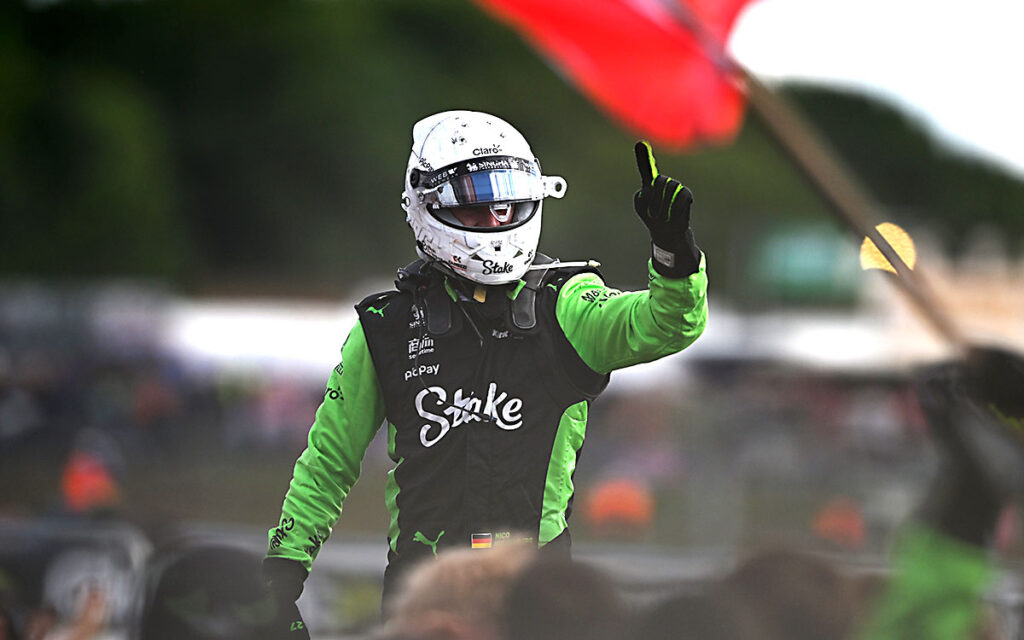 2025年F1第12戦イギリスGPの決勝後、3位チェッカーを受け車を降りたニコ・ヒュルケンベルグ（ザウバー）、2025年7月6日