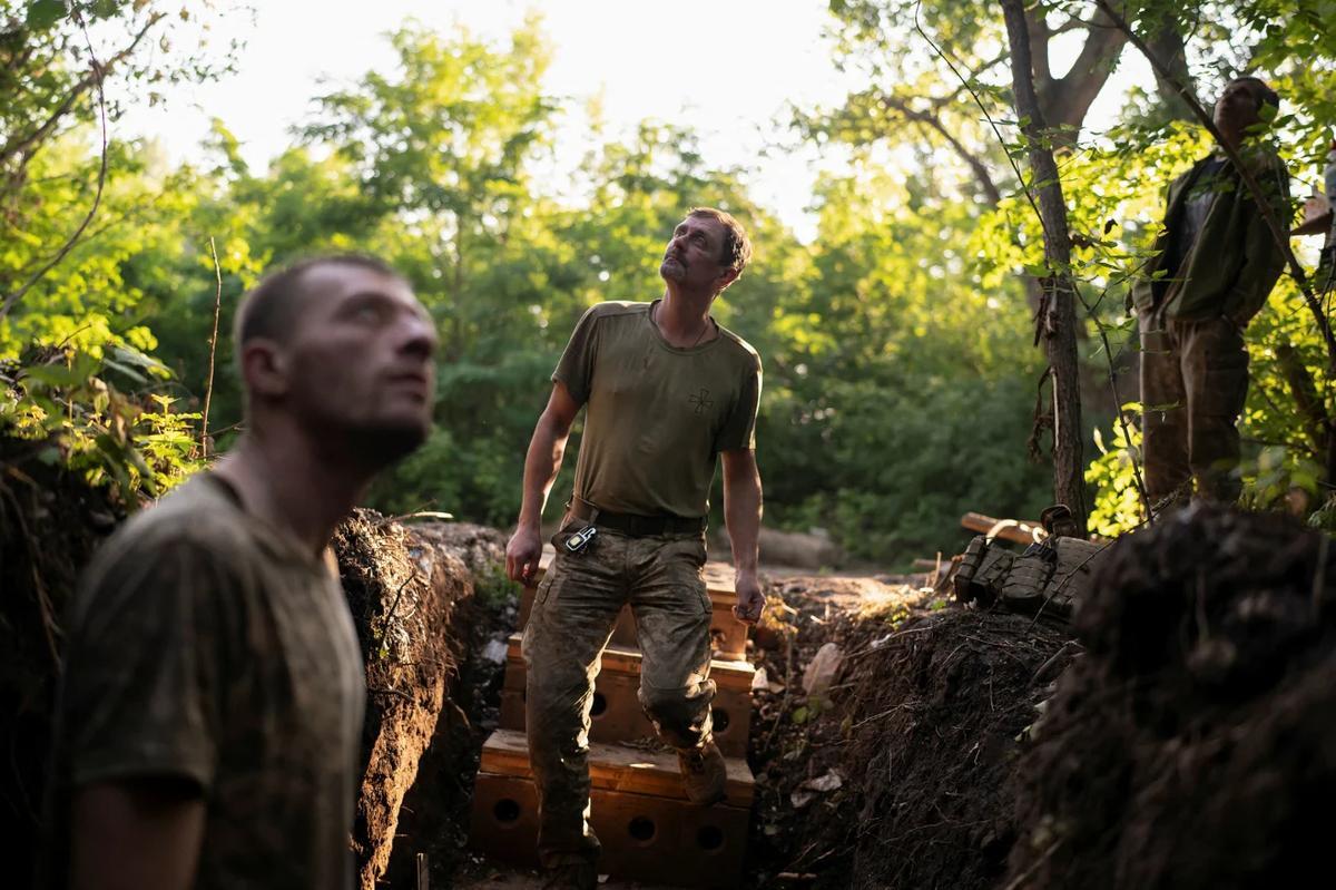 ロシア軍の戦闘用ドローンを探すウクライナ軍兵士＝５日、ウクライナ・ドネツク州/Viacheslav Ratynsky/Reuters