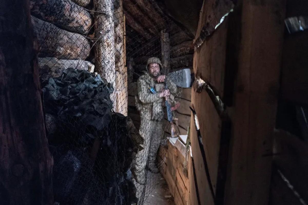 ドローン対策のネットが張られた陣地で待機するウクライナ機械化旅団の兵士＝４月、ウクライナ・ドネツク州/Iryna Rybakova/Press Service of the 93rd Kholodnyi Yar Separate Mechanized Brigade of the Ukrainian Armed Forces/Reuters