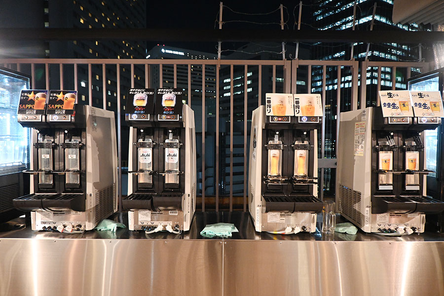生ビールはサッポロ、アサヒ、キリン、サントリーの4銘柄。セルフで入れるスタイル（うめだ一丁目スカイビア）