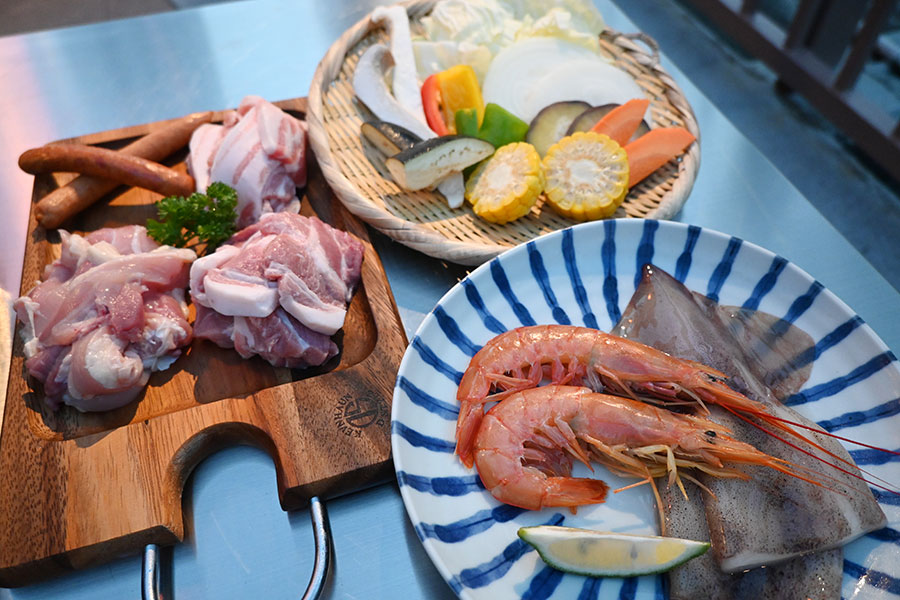 梅コース（5500円）。2時間飲み放題にくわえ、薩摩茶美豚や備中高原鶏などのお肉にくわえ、魚介類や野菜、ソーセージなど（うめだ一丁目スカイビア）