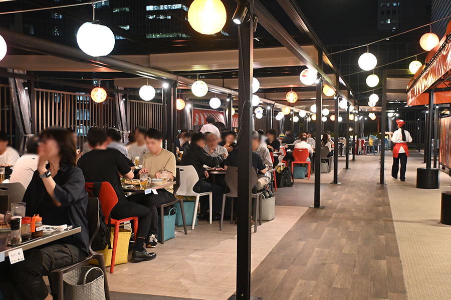 「昭和レトロ」がテーマの店内（うめだ一丁目スカイビア）