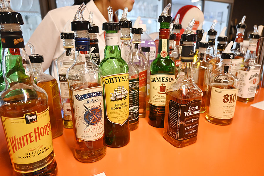 22種類ものハイボールがずらり。飲み比べやコンプリートを狙うのも楽しそう（うめだ一丁目スカイビア）