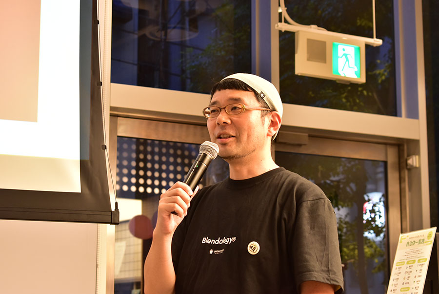 『果本酒』に合わせシュウマイを選んだシュウマイ潤さん（7月17日・大阪市内）