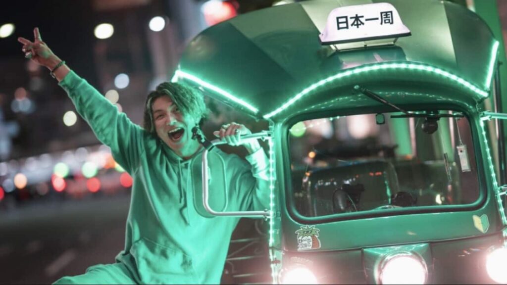 Tomoya Midori, a tuk-tuk traveller, now hitchhiking across Australia