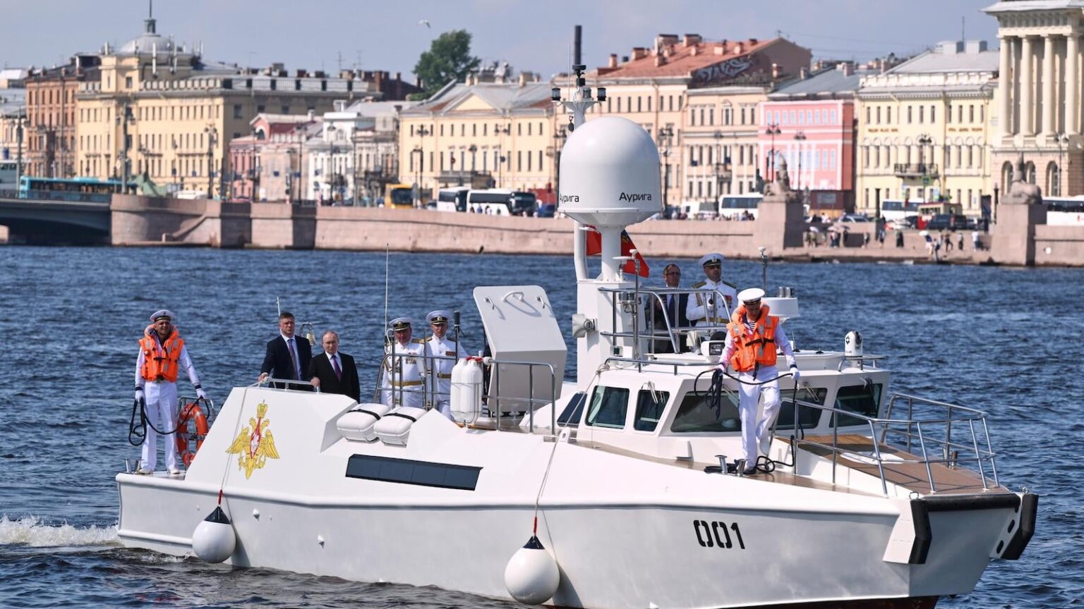 ロシアはウクライナがより多くのドローン攻撃を開始すると、海軍を称えるウパラデスをキャンセルします
