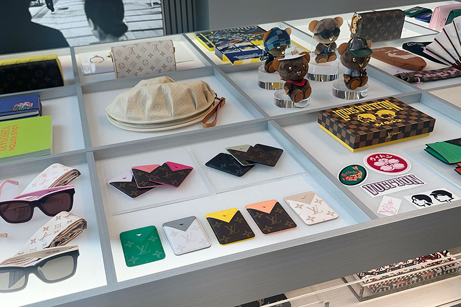 同展のギフトショップでしか手に入らないカラーリングのケースも（手前5色）