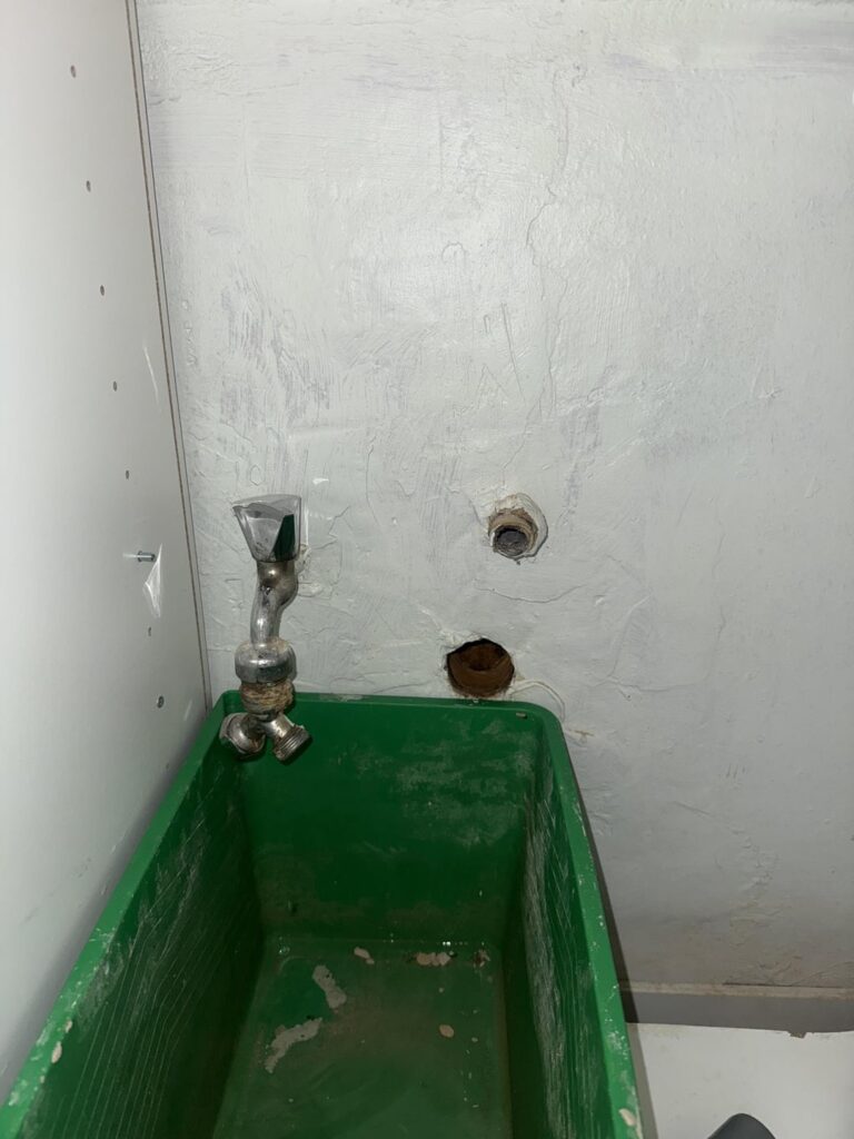 私のキッチンと家主の水漏れは、それを修正するために誰にも送っていません。 私のキッチンと家主の水漏れは、それを修正するために誰にも送っていません。