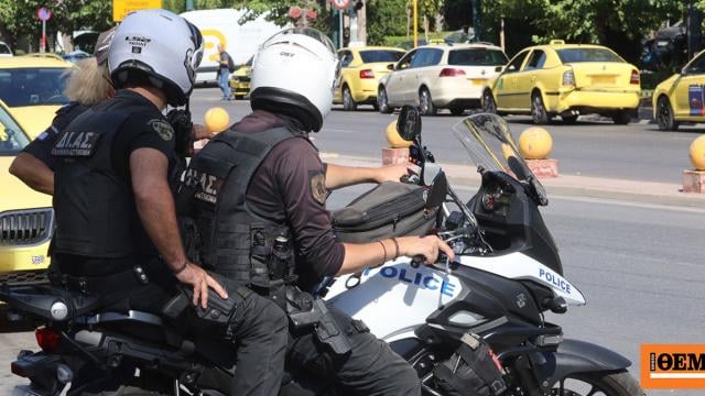 麻薬貿易のために警察官に手錠をかけます - 彼らは500万ユーロ以上をユーザーに販売した物質を押収し、それらを販売しました。