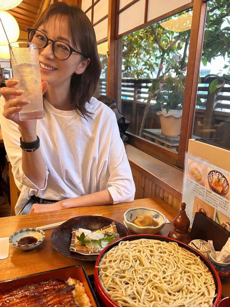 「水分補給もしっかりと！」タレント兼女優・葉月里緒奈、蕎麦を目の前に季節感あふれる自撮りを公開！ | 話題の投稿 | スポーツブル (スポブル)