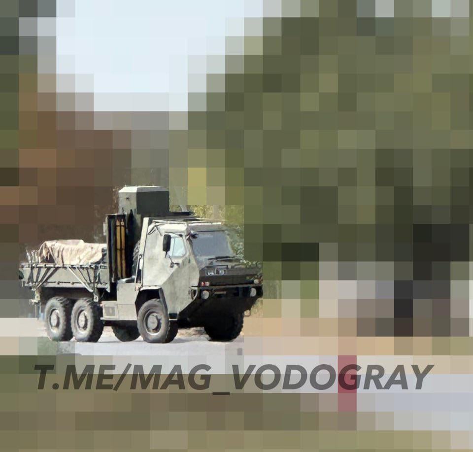 イギリスの「レイヴン」地対空ミサイル（SAM）システムは、ウクライナ軍からの「スパカットHMT 600」装甲車両とアスラーム（高度な短距離空対空ミサイル）を組み合わせています。