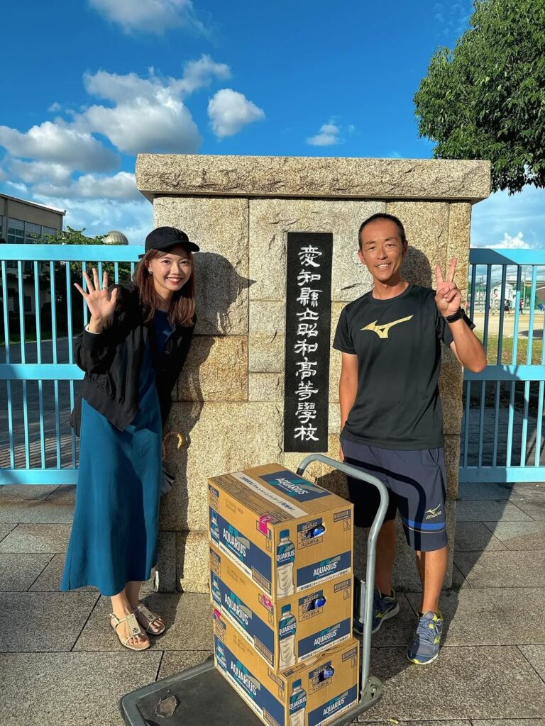 ファッションモデル・加藤里奈、高校野球愛知県大会にてアクエリアスの差し入れを添えたツーショットを公開！ | 話題の投稿 | スポーツブル (スポブル)