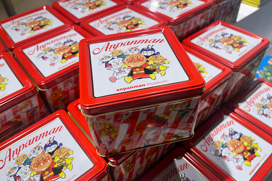 同展の会場で特別販売「アンパンマンサブレ缶」（1210円、1人1点）